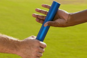 激烈对抗！两支劲旅将在球场上展开争夺，激烈对抗!两支劲旅将在球场上展开争夺