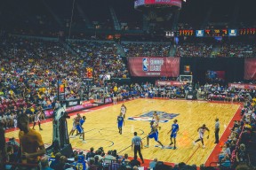 红黑军团客场不敌对手，尤文继续领跑，黑白尤文球服